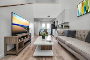 Modern 1-Bedroom Loft in Hollywood with Parking, WiFi & Hollywood Sign View